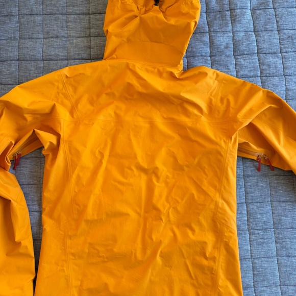 Arc’teryx Beta SL Hybrid Gore-Tex Rain Shell Jacket Men’s Medium Midas Orange - Picture 6 of 7
